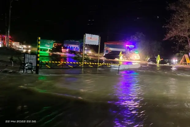 Warga Bua Dilanda Banjir,...