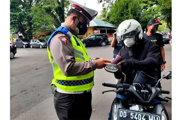TNKB Putih Belum Diterapkan...