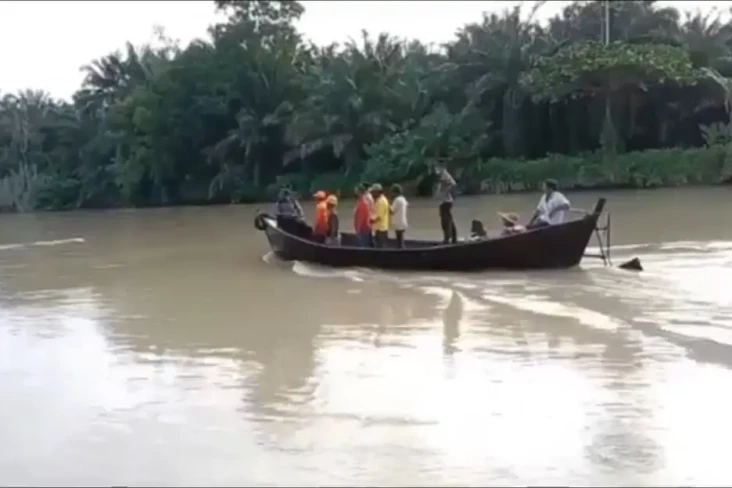 Keasyikan Mandi di Sungai...