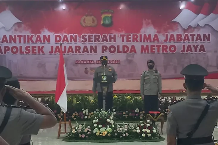 Pimpin Sertijab 28 Kapolsek,...