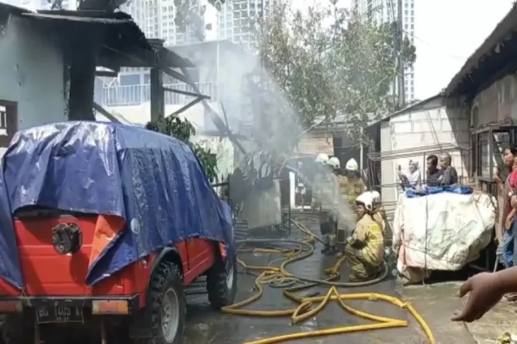 Puluhan Rumah Terbakar...