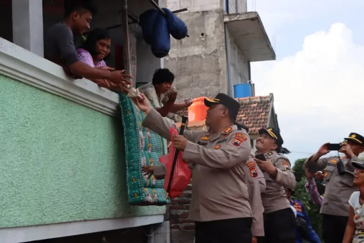 Ratusan Rumah Masih...