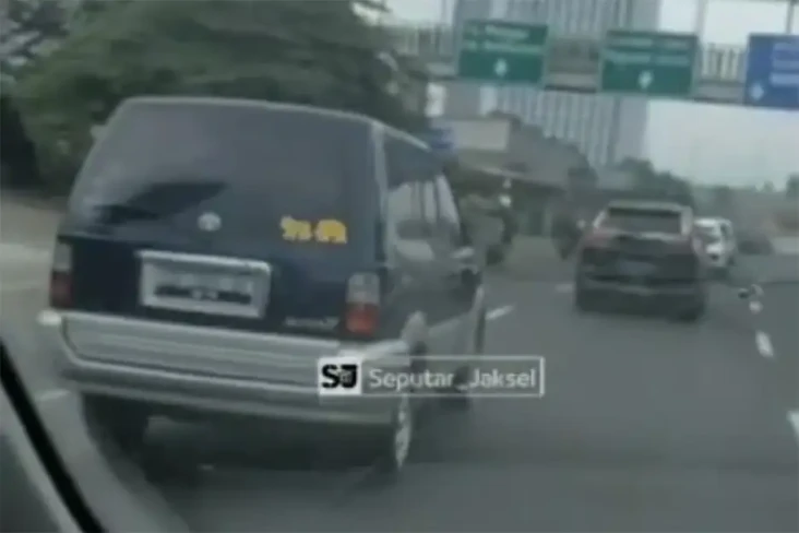 Lagi Bawa Pasien, Mobil...