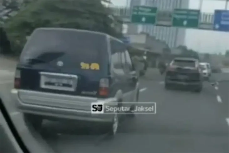 Viral Mobil Pelat Diplomatik...
