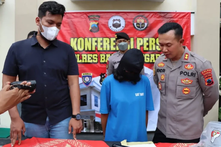 Ibu Kandung Pembuang...