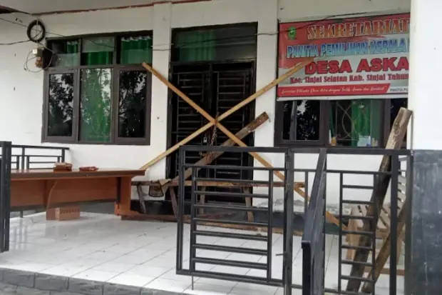 Kantor Desa Aska Ditutup...