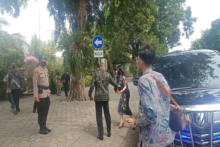 Gandeng sang Istri,...