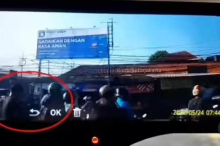 Melintas di Terminal...