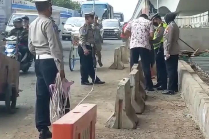 Polisi Olah TKP Kecelakaan...