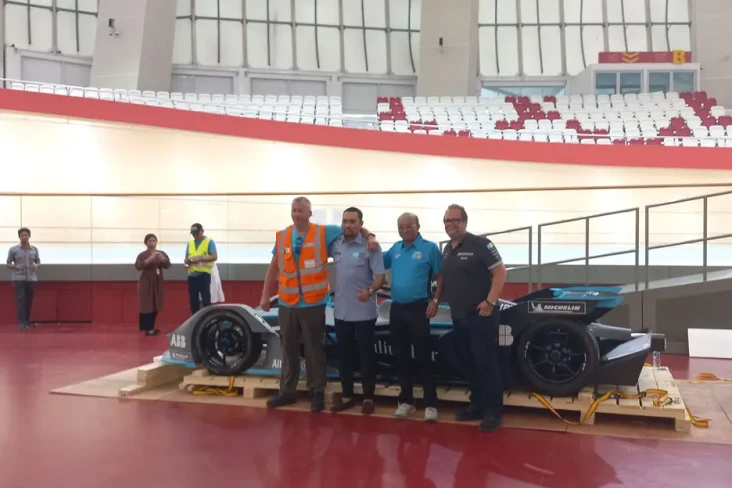 Unboxing Replika Mobil...
