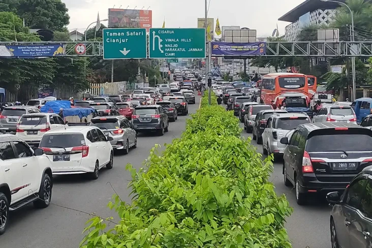 Kendaraan Menuju Puncak...