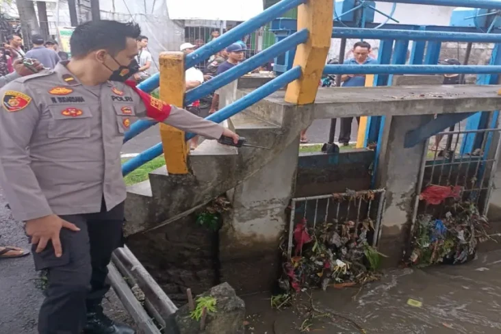 Penjaga Pintu Air di...