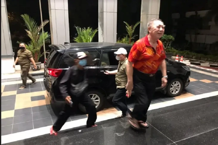 Buron 7 Tahun, Koruptor...