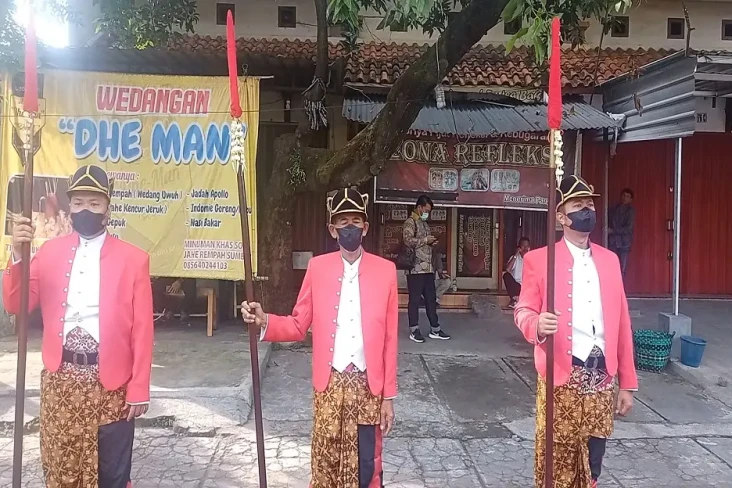 Ada Pasukan Bertombak...