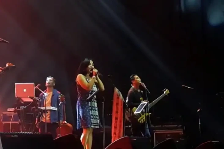 Gandeng Mutia Ayu, The...