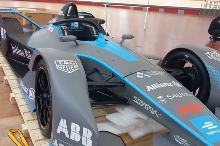Replika Mobil Formula...