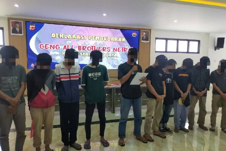Ditangkap Polisi, Belasan...