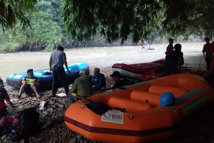 Hanyut di Sungai Ciliwung,...