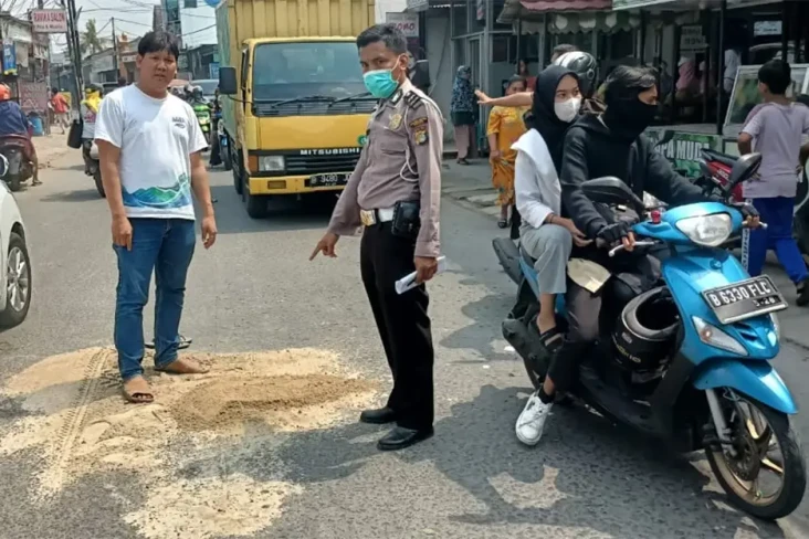Gagal Menyalip, Pemotor...