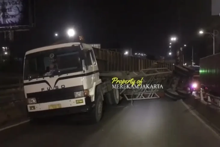 Truk Kontainer Terguling...