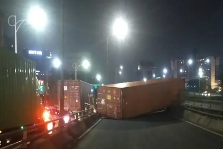 Truk Terguling di Flyover...