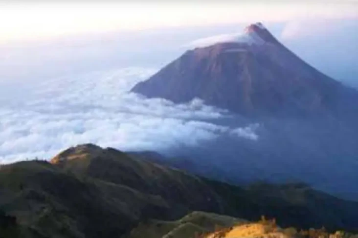 Gunung Lawu Diselimuti...