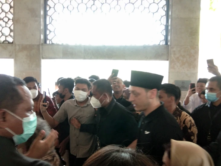 Mesut Ozil Senang Salat...