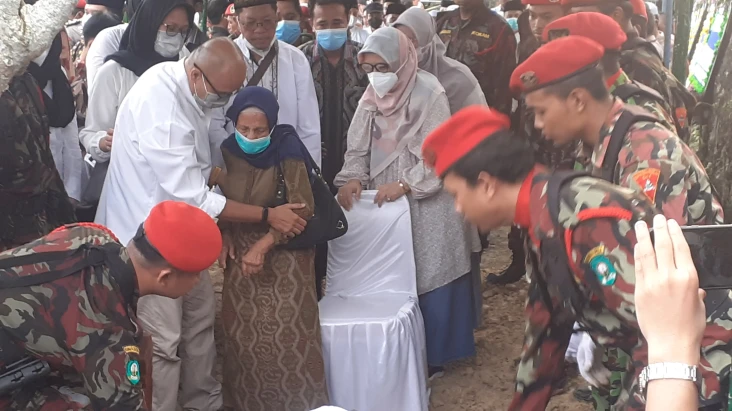 Berlangsung Haru, Ratusan...