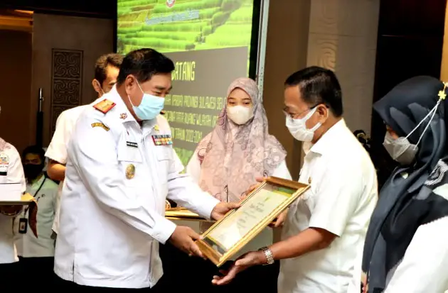 Pinrang Raih Penghargaan...