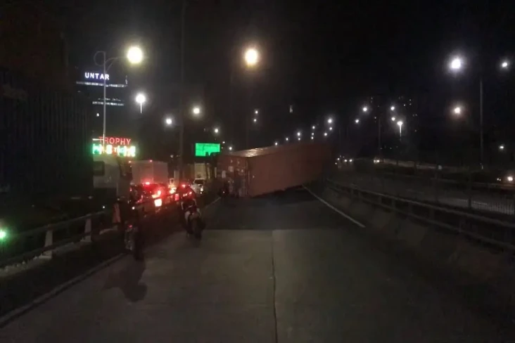 Polisi Evakuasi Truk...