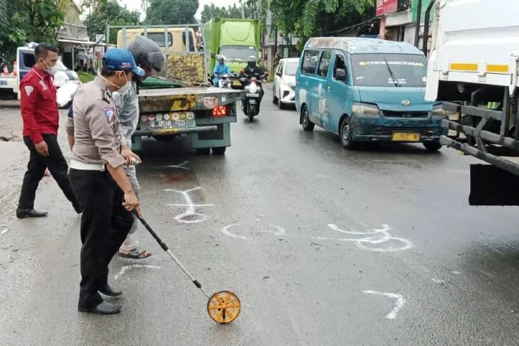 Gagal Nyalip Truk, Pemotor...