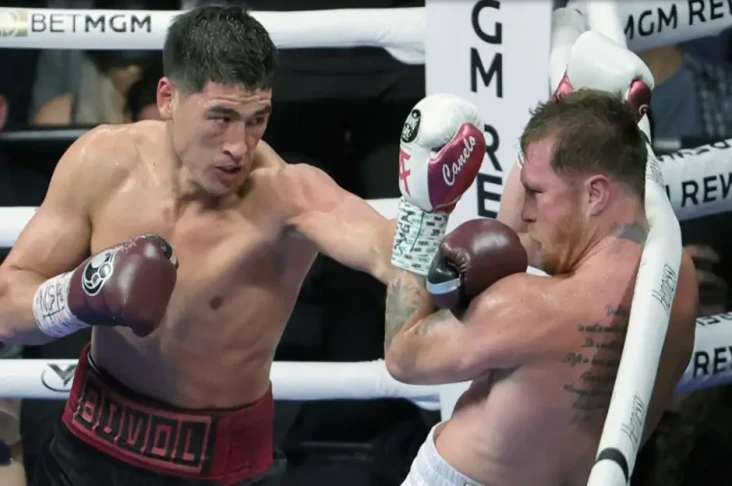 Dmitry Bivol Kalahkan...