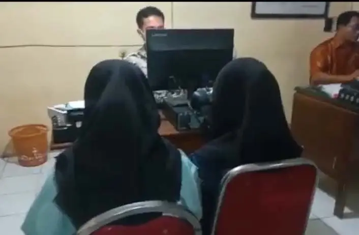 2 Gadis Jagoan Lumpuhkan...