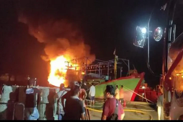 Kapal Terbakar di Muara...