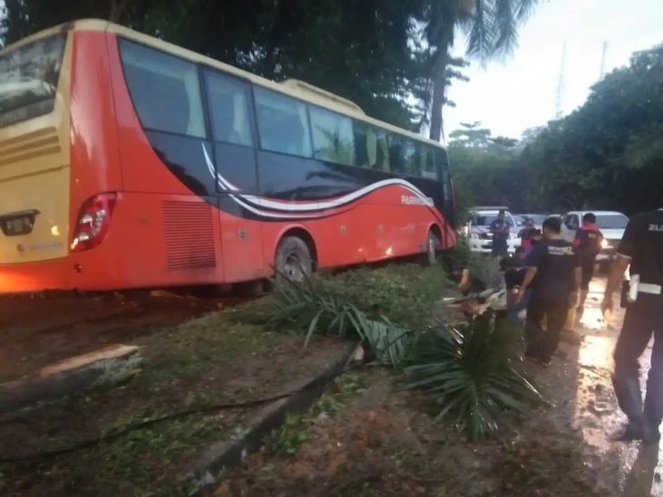 Bus Pariwisata Tergelincir...