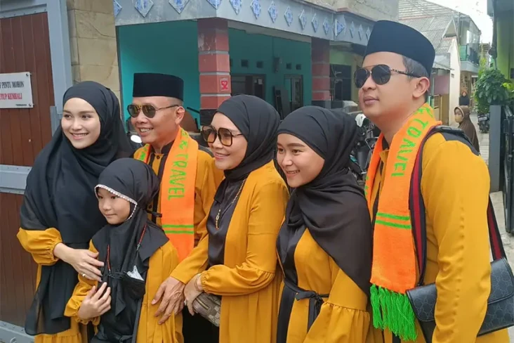 Pergi Umroh, Ayu Ting...