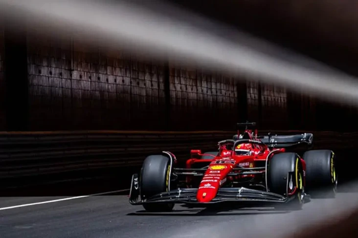Mobil Ferrari F1-75...