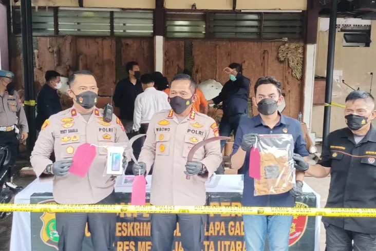 Beraksi di Kelapa Gading,...