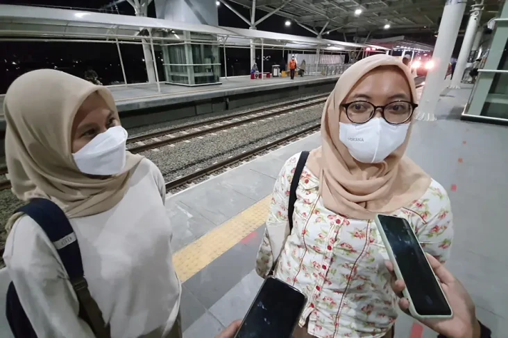Penumpang KRL Tujuan...