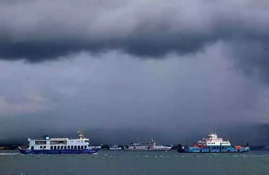 Badai Hantam Selat Bali,...
