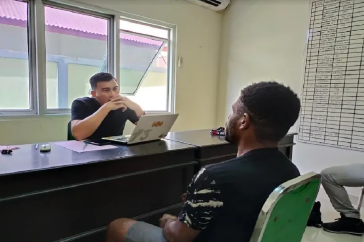 Polisi Serahkan Tersangka...