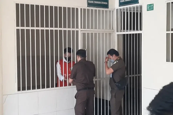 Adam Deni Banyak Berdoa...
