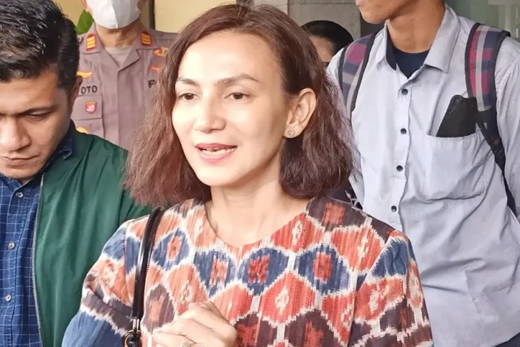 Wanda Hamidah Diberondong...