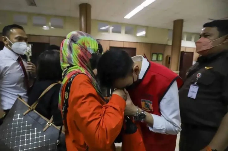 Anaknya Dituntut 8 Tahun...