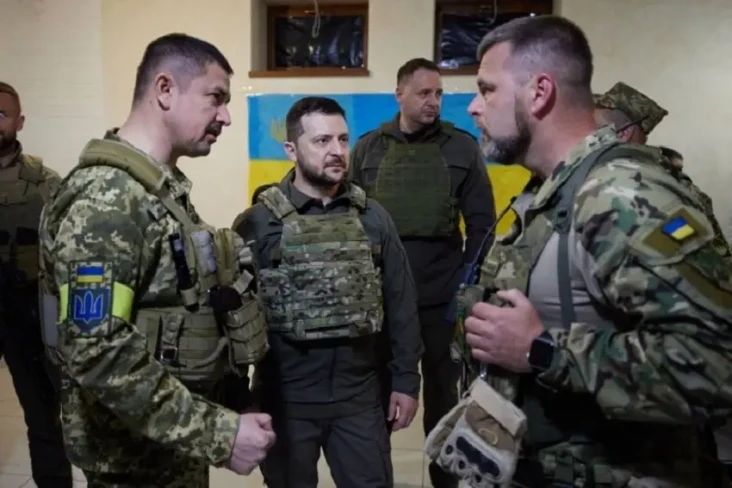 Zelensky Kunjungi Ukraina...