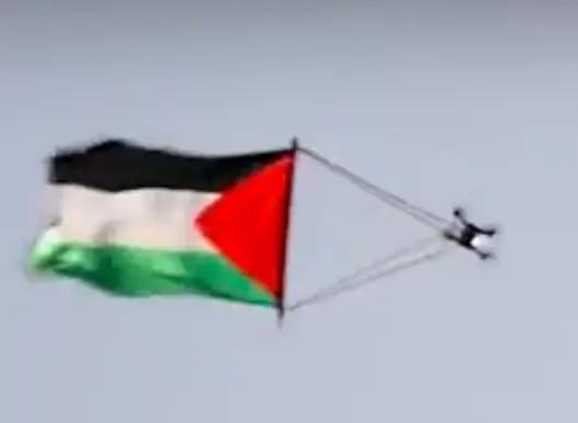 Drone Kibarkan Bendera...