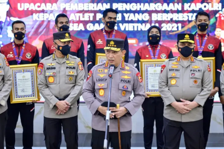 Kapolri Beri Penghargaan...