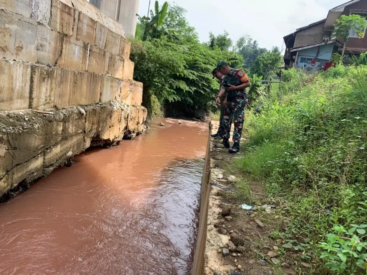 Sampel Air Sungai Cimeta...