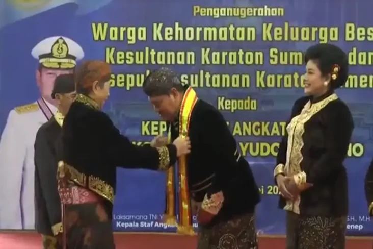 Terima Gelar Noto Joyo...