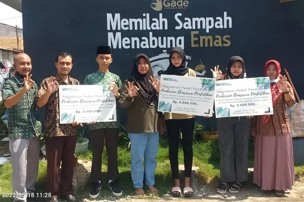 Pegadaian Beri Beasiswa...